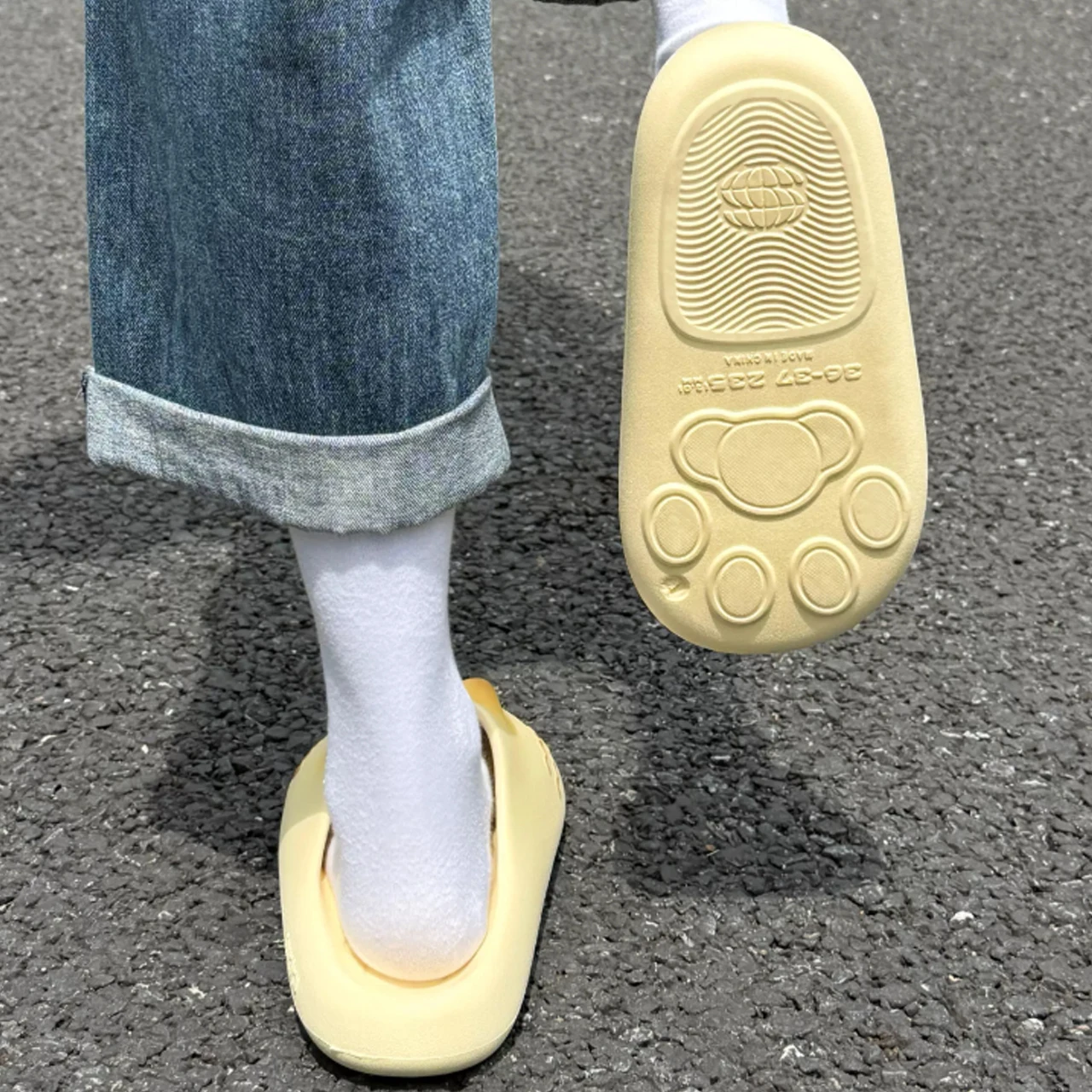 Cute cat paw slippers for women in summer, new home indoor anti slip EVA thick soled sandals that can be worn outdoors
Cute cat paw slippers for women in summer, new home indoor anti slip EVA thick soled sandals that can be worn outdoors