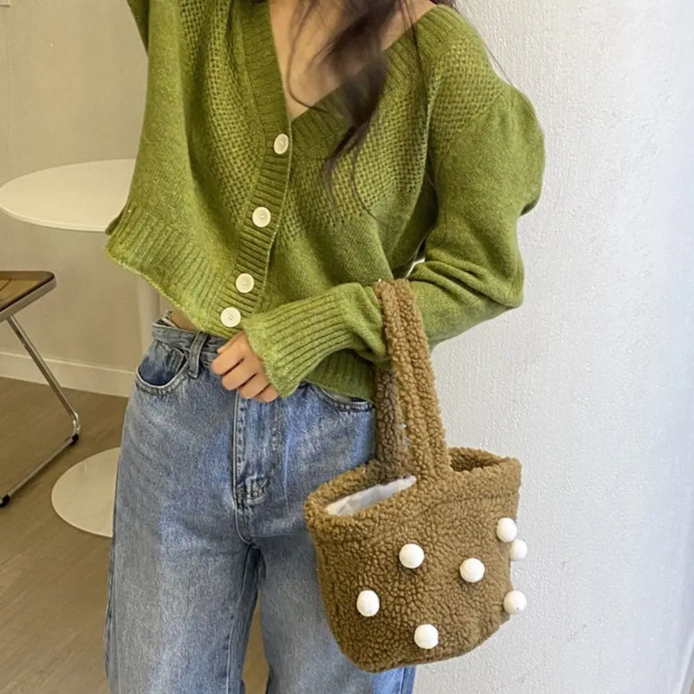 Plush Ball Plush Bucket Bag Solid Color Niche Design Berber Fleece Handbag Handbag Tote Bag Small Phone Bag Office Worker
Plush Ball Plush Bucket Bag Solid Color Niche Design Berber Fleece Handbag Handbag Tote Bag Small Phone Bag Office Worker