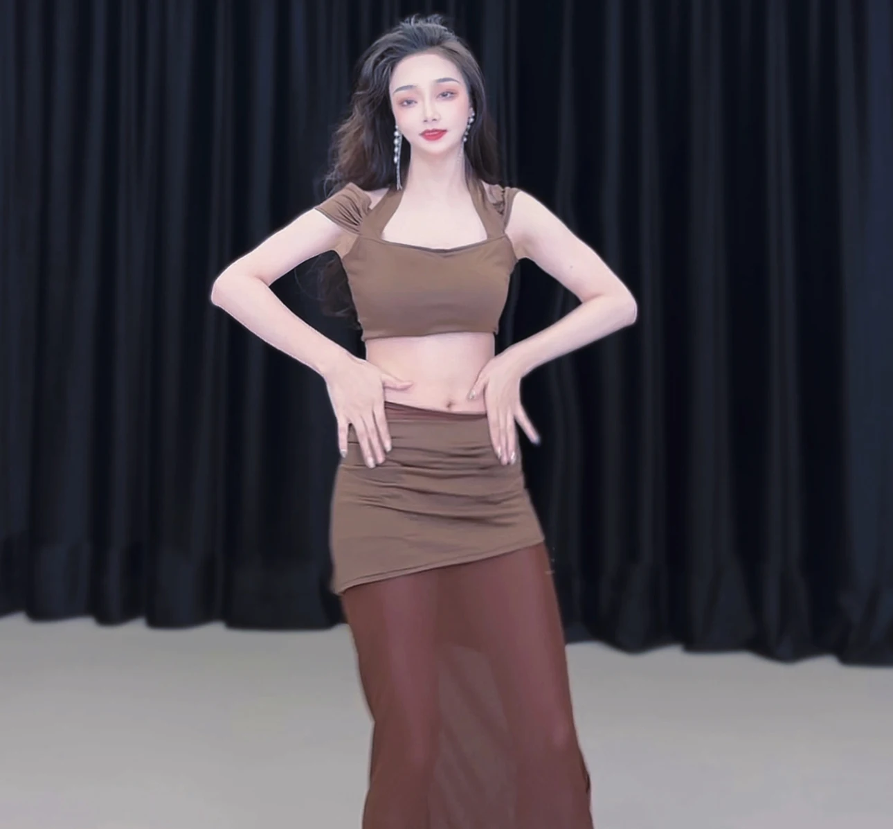 New BellyDance Training Clothing Set Women's Sexy Off Shoulder Top+Mesh Long Skirt 2pcs Adult Belly Dance Practice Clothes
New BellyDance Training Clothing Set Women's Sexy Off Shoulder Top+Mesh Long Skirt 2pcs Adult Belly Dance Practice Clothes