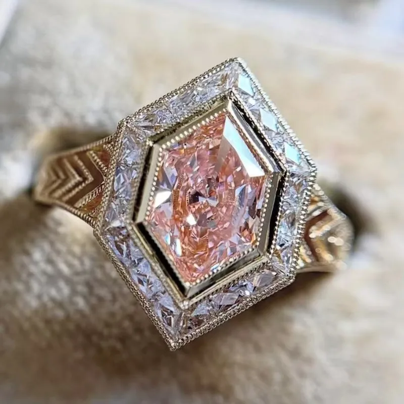 European and American new fashionable pink zircon inlaid light luxury personalized women's ring
European and American new fashionable pink zircon inlaid light luxury personalized women's ring