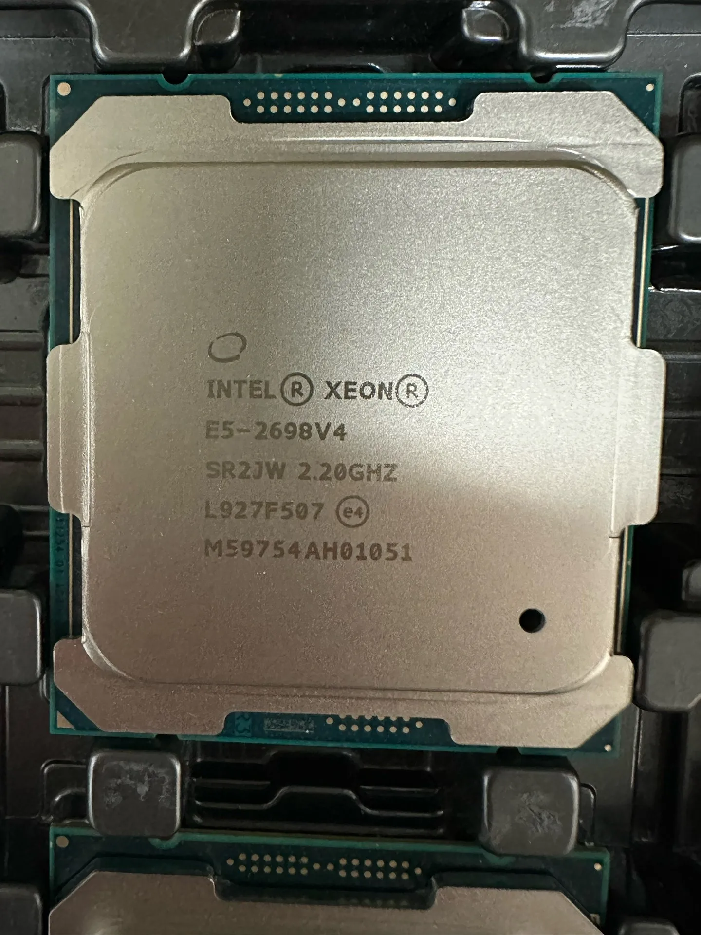 Intel Xeon E5-2698v4 SR2JW 2.2GHz 20-core 50MB 135W Processor CPU for DL360 DL380 G9
Intel Xeon E5-2698v4 SR2JW 2.2GHz 20-core 50MB 135W Processor CPU for DL360 DL380 G9