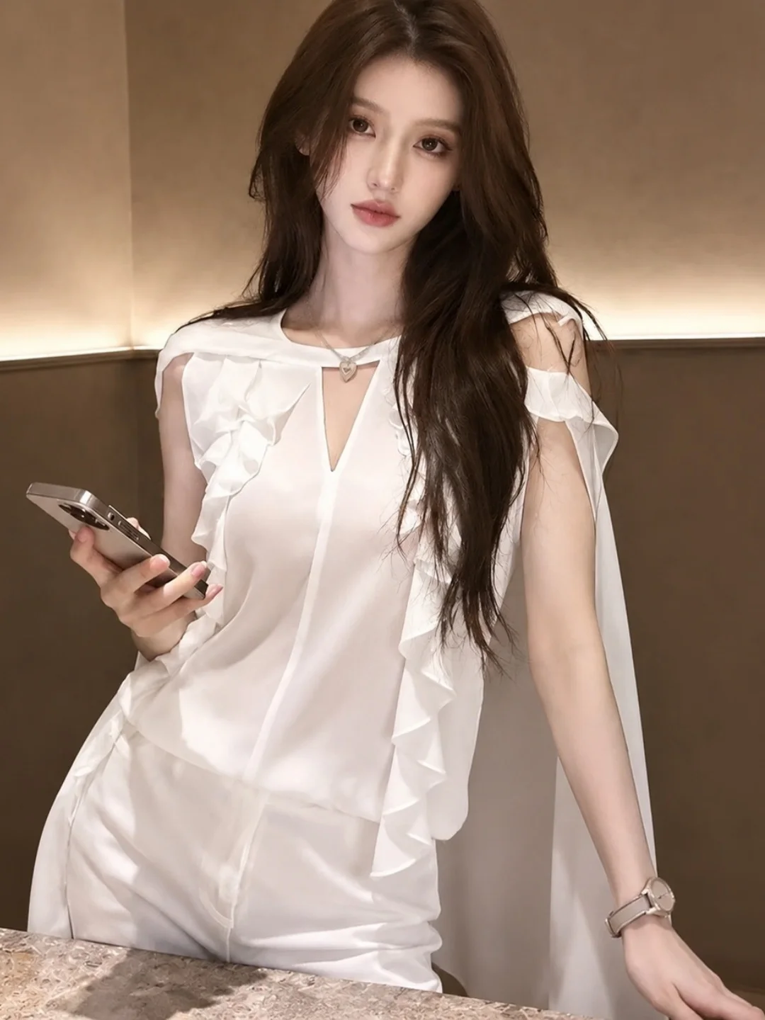 Gentle Lace Trim Sleeveless Vest 2026 Summer Pure Desire High-End Slimming Neck Hanging Top Korean Style Straight Cut Silk
Gentle Lace Trim Sleeveless Vest 2026 Summer Pure Desire High-End Slimming Neck Hanging Top Korean Style Straight Cut Silk