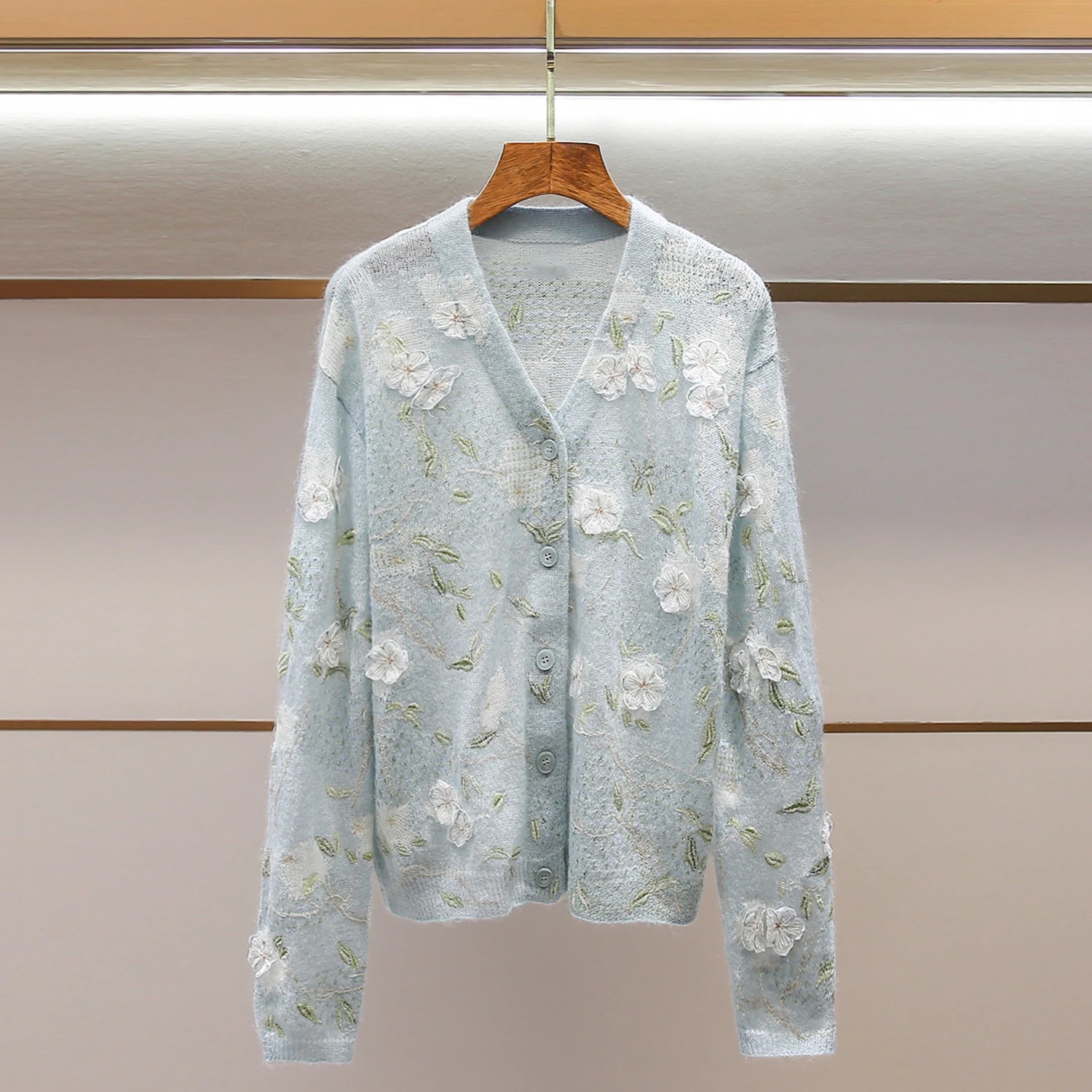 High-End Women's Knitted Sweater V-Neck Embroidered Flowers Cardigan Spring 2026 Commute Style Regular Fit Medium Softness
High-End Women's Knitted Sweater V-Neck Embroidered Flowers Cardigan Spring 2026 Commute Style Regular Fit Medium Softness