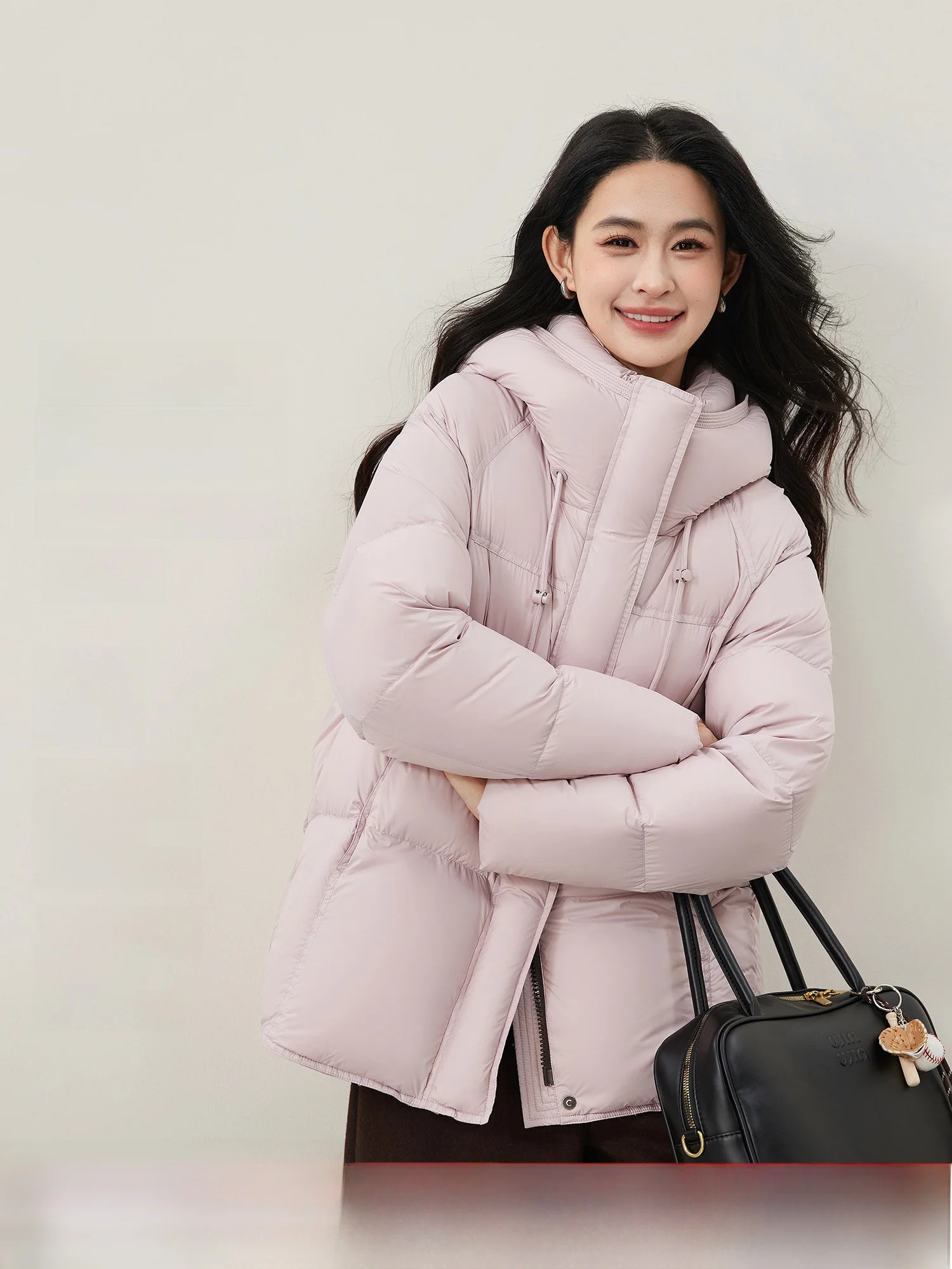 Теплая повседневная женская куртка-пуховик с капюшоном, 90% белый пух, средней длины, с цветными вставками, зимняя верхняя одежда
Теплая повседневная женская куртка-пуховик с капюшоном, 90% белый пух, средней длины, с цветными вставками, зимняя верхняя одежда