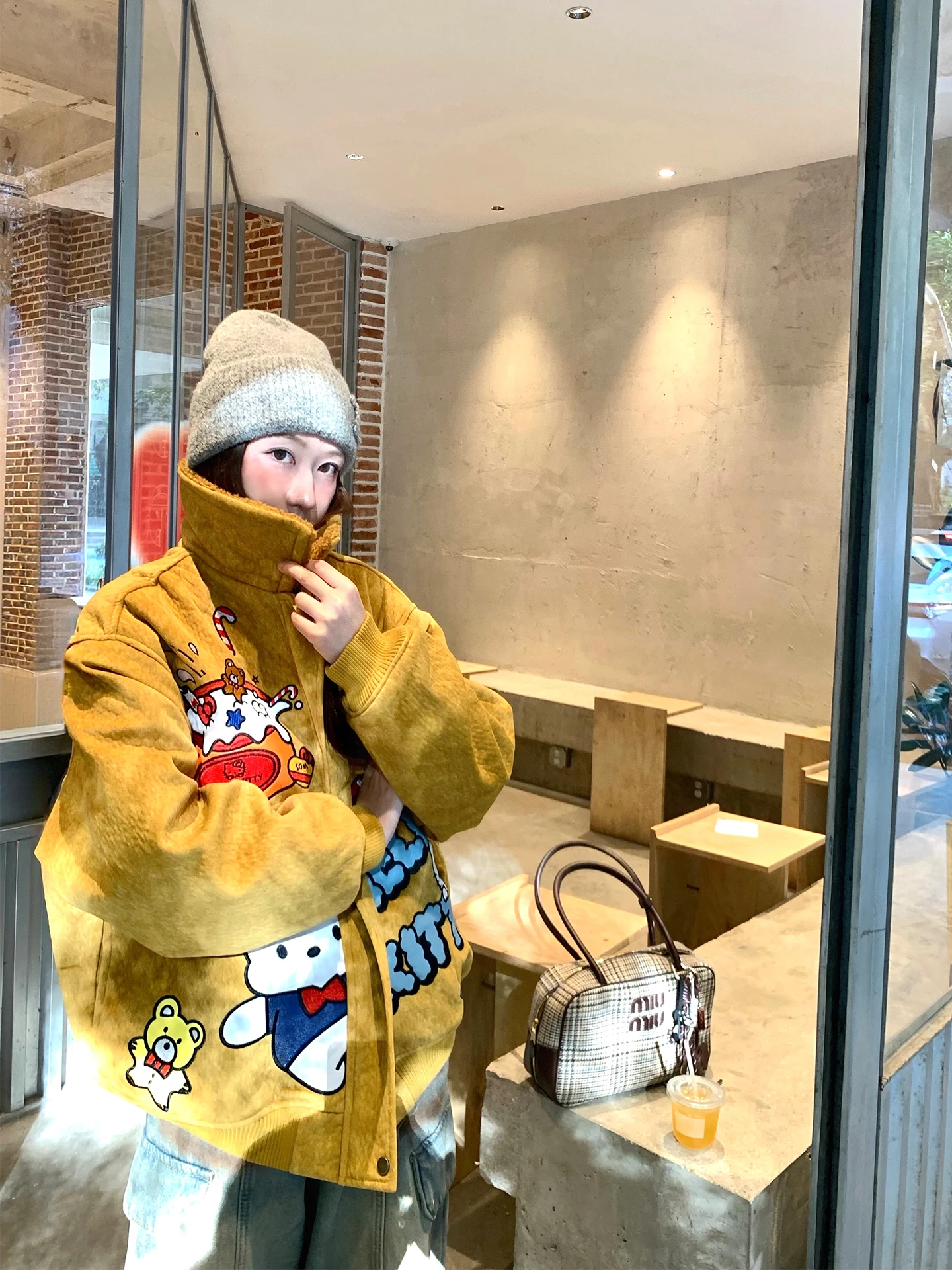 Женская зимняя куртка-баллон с принтом под овчину, в американском стиле, с молнией, длинными рукавами и воротником-стойкой
Женская зимняя куртка-баллон с принтом под овчину, в американском стиле, с молнией, длинными рукавами и воротником-стойкой