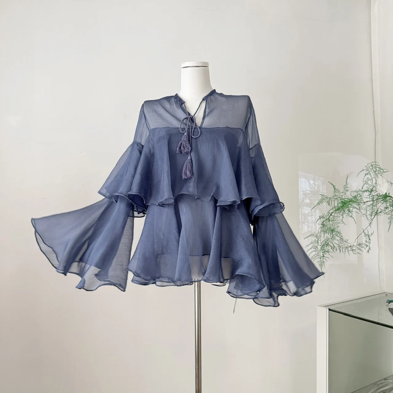 Women's Summer Chiffon Long Sleeve Ruffles Thin Blouse Top Lady Streetwear Holiday Solid Color Loose Lace Up V Neck Shirt
Women's Summer Chiffon Long Sleeve Ruffles Thin Blouse Top Lady Streetwear Holiday Solid Color Loose Lace Up V Neck Shirt