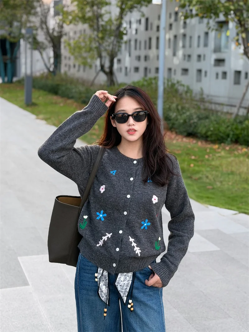 Осенне-зимний женский вязаный кардиган из мягкой шерстяной смеси с вышивкой ручной работы в виде цветов, теплый пушистый верхний слой
Осенне-зимний женский вязаный кардиган из мягкой шерстяной смеси с вышивкой ручной работы в виде цветов, теплый пушистый верхний слой