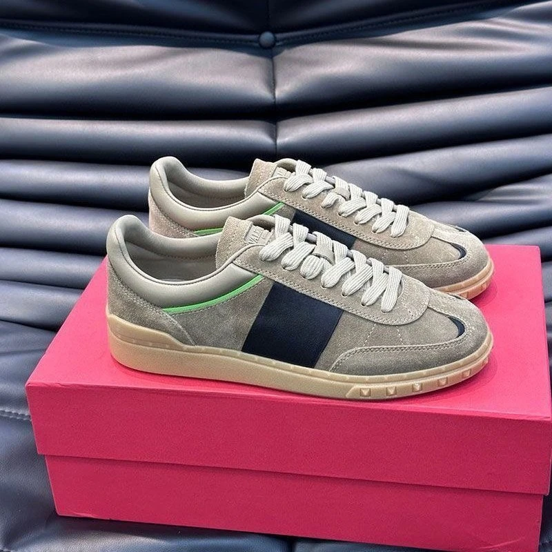 2025 Trendy Men's Casual Sneakers - Full-Grain Leather Suede Rivet, Stylish White Lightweight Sports Versatile Shoes
2025 Trendy Men's Casual Sneakers - Full-Grain Leather Suede Rivet, Stylish White Lightweight Sports Versatile Shoes