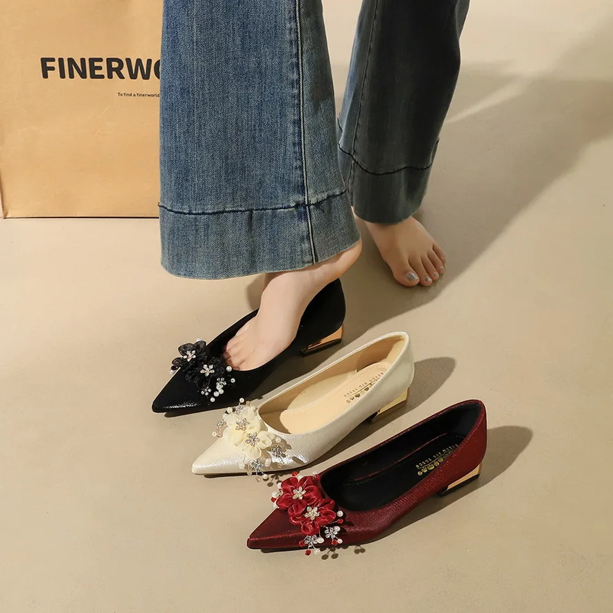Women's Shoes Temperament Pointed Low Heel Single Shoes Luxury Pearl Lace Flower Satin Wedding Bride Shoe Banquet Dress Footwear
Women's Shoes Temperament Pointed Low Heel Single Shoes Luxury Pearl Lace Flower Satin Wedding Bride Shoe Banquet Dress Footwear