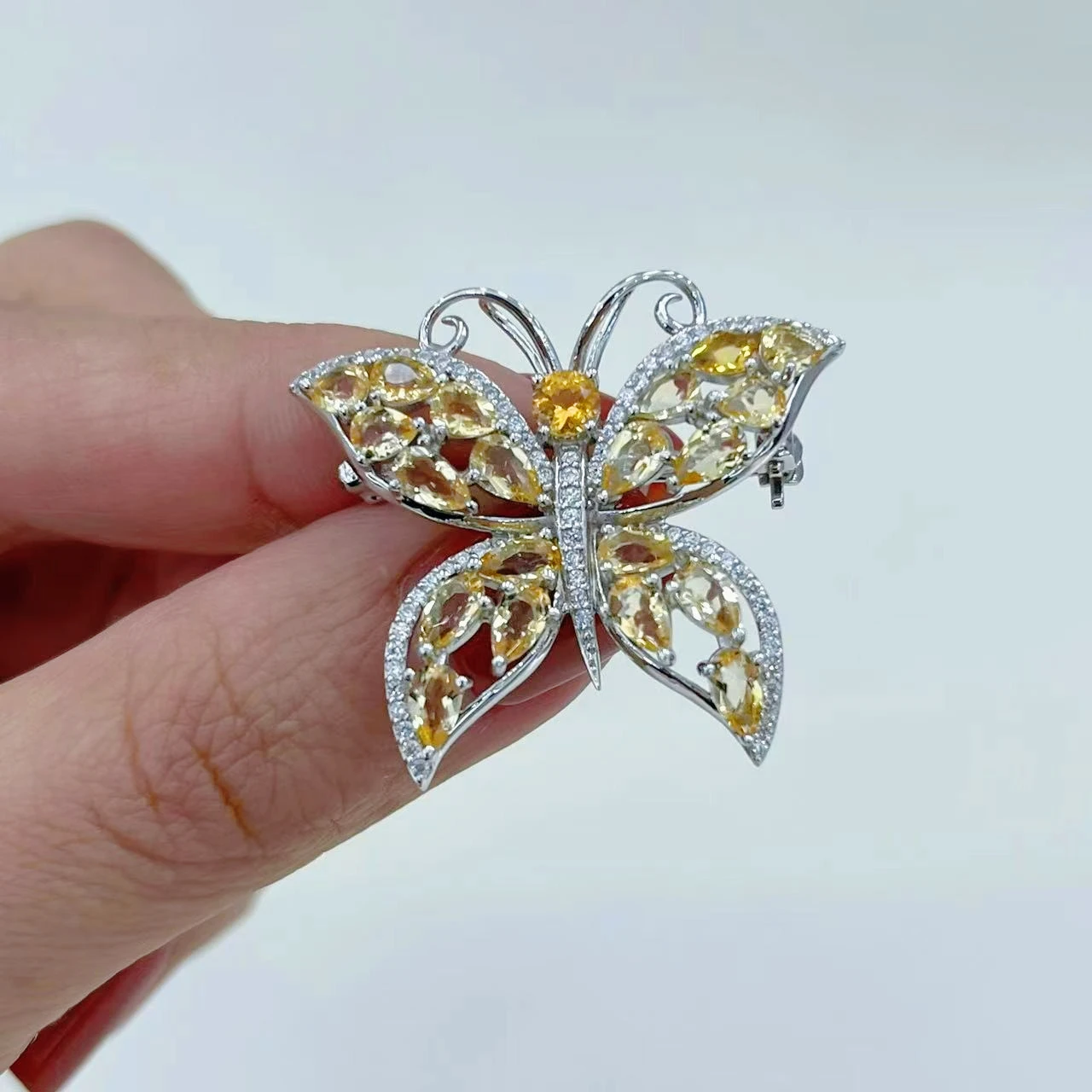 GXGlint 925 Sterling Silver Plated White Gold Inlaid Yellow Crystal Brooch Butterfly Brooch for Suit Fashion Party Jewelry Gift
GXGlint 925 Sterling Silver Plated White Gold Inlaid Yellow Crystal Brooch Butterfly Brooch for Suit Fashion Party Jewelry Gift