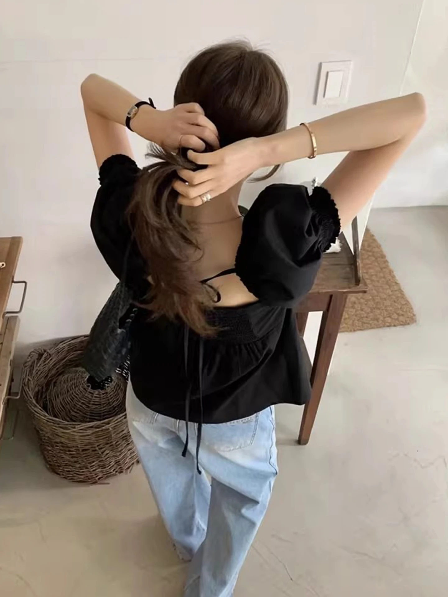 Korean Style Women's Shirt Summer New Simple Back Elastic Belt Design Square Collar Bubble Sleeve Casual Polyester Fiber
Korean Style Women's Shirt Summer New Simple Back Elastic Belt Design Square Collar Bubble Sleeve Casual Polyester Fiber