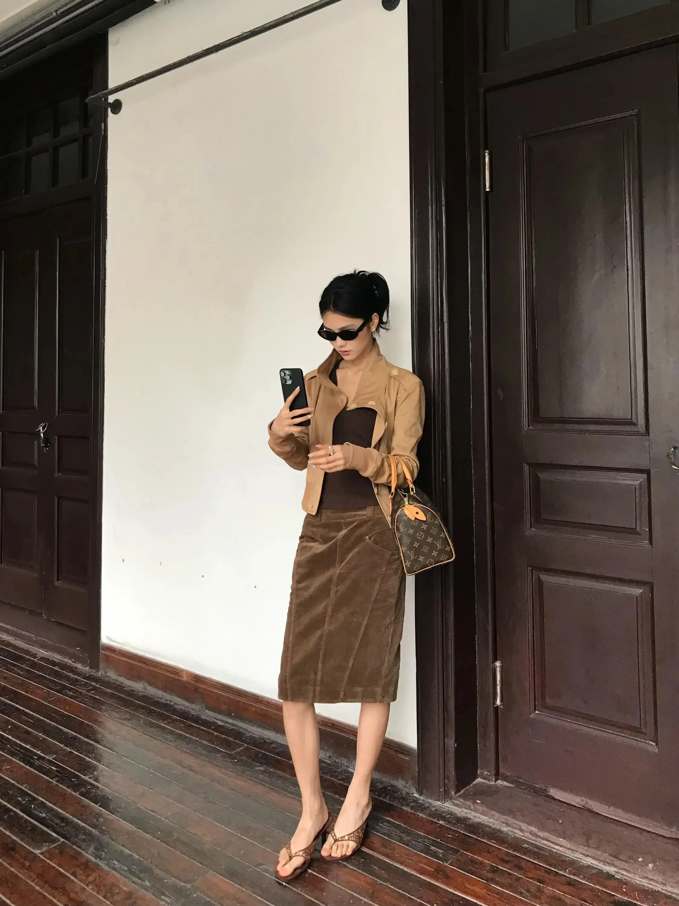 Retro American Brown Double Color Corduroy Basic Versatile Women's mid Waist Skirt High Quality Slim Fit City Commute
Retro American Brown Double Color Corduroy Basic Versatile Women's mid Waist Skirt High Quality Slim Fit City Commute