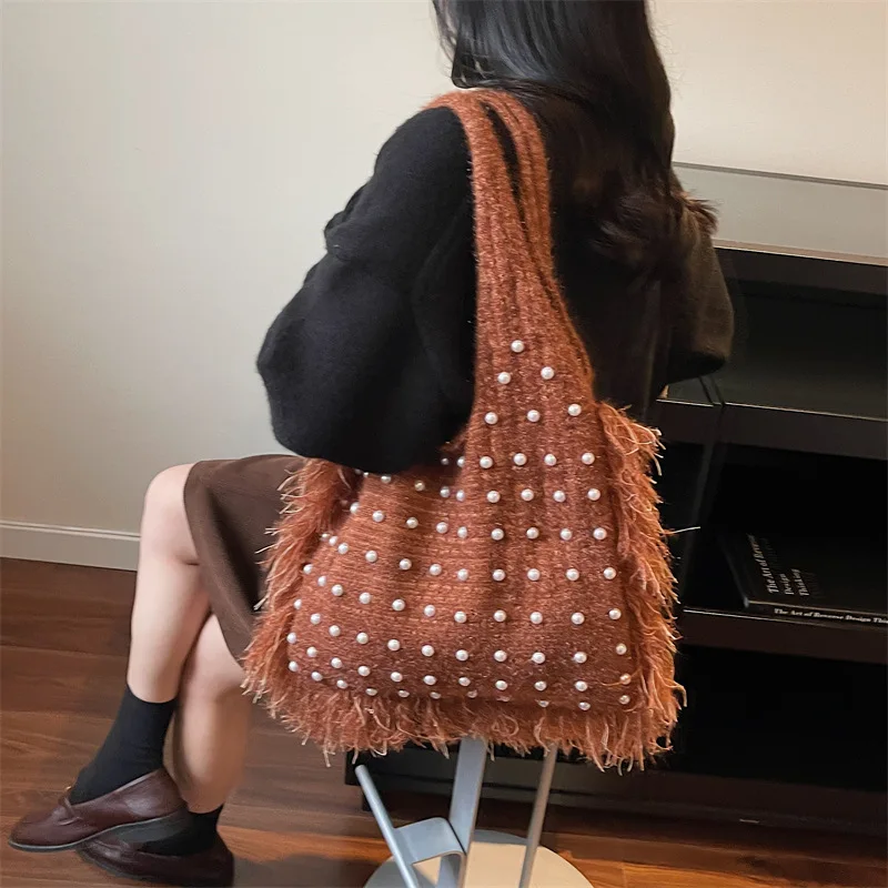 Модные вязаные замшевые сумки-тоут с кисточками для женщин, осень-зима, винтажные сумки с кисточками, повседневные новые сумки на плечо большой вместительности
Модные вязаные замшевые сумки-тоут с кисточками для женщин, осень-зима, винтажные сумки с кисточками, повседневные новые сумки на плечо большой вместительности