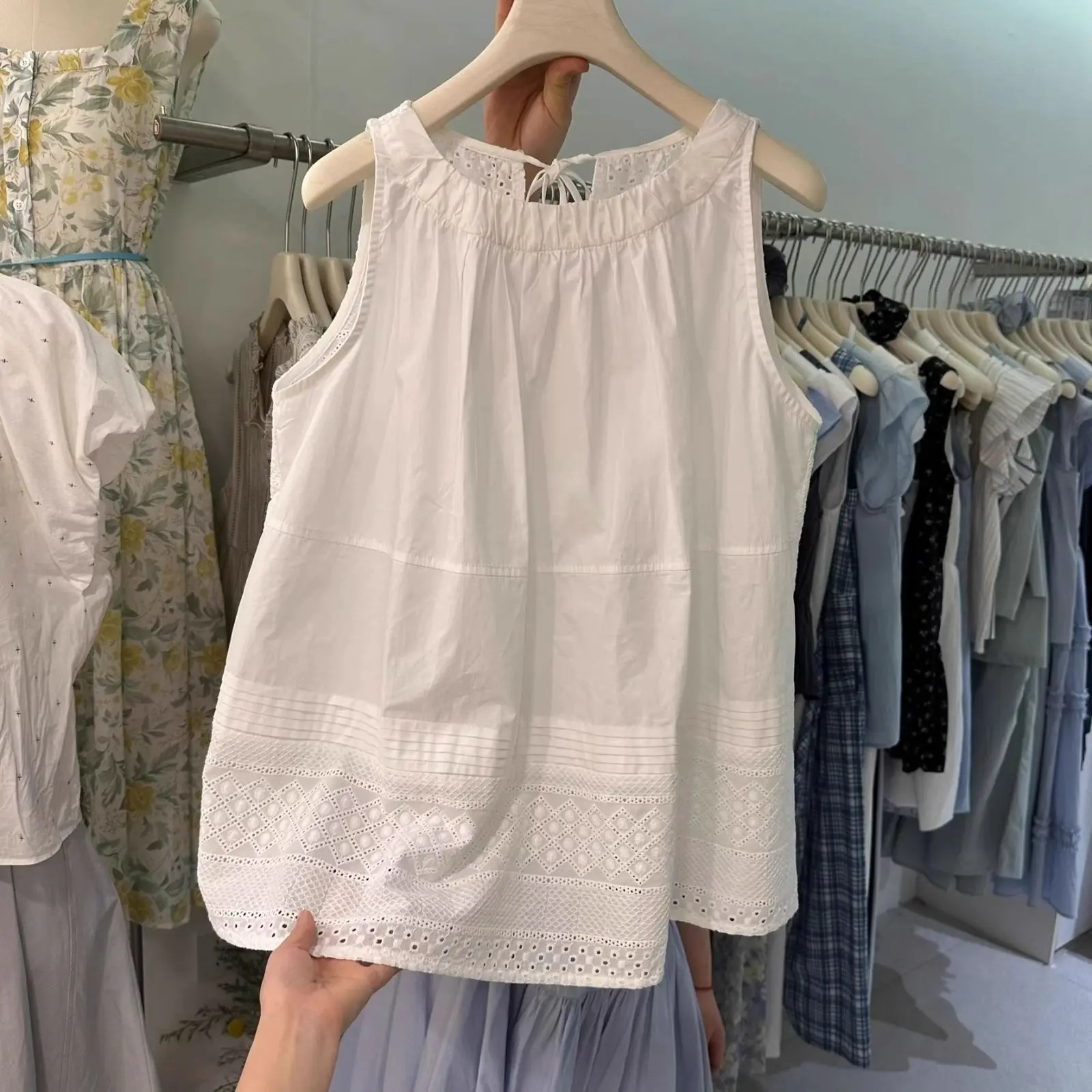 Ретро кружевной ажурный жилет без рукавов с вышивкой, женский топ без рукавов, новинка лета 2025, топ с открытыми плечами 
Ретро кружевной ажурный жилет без рукавов с вышивкой, женский топ без рукавов, новинка лета 2025, топ с открытыми плечами