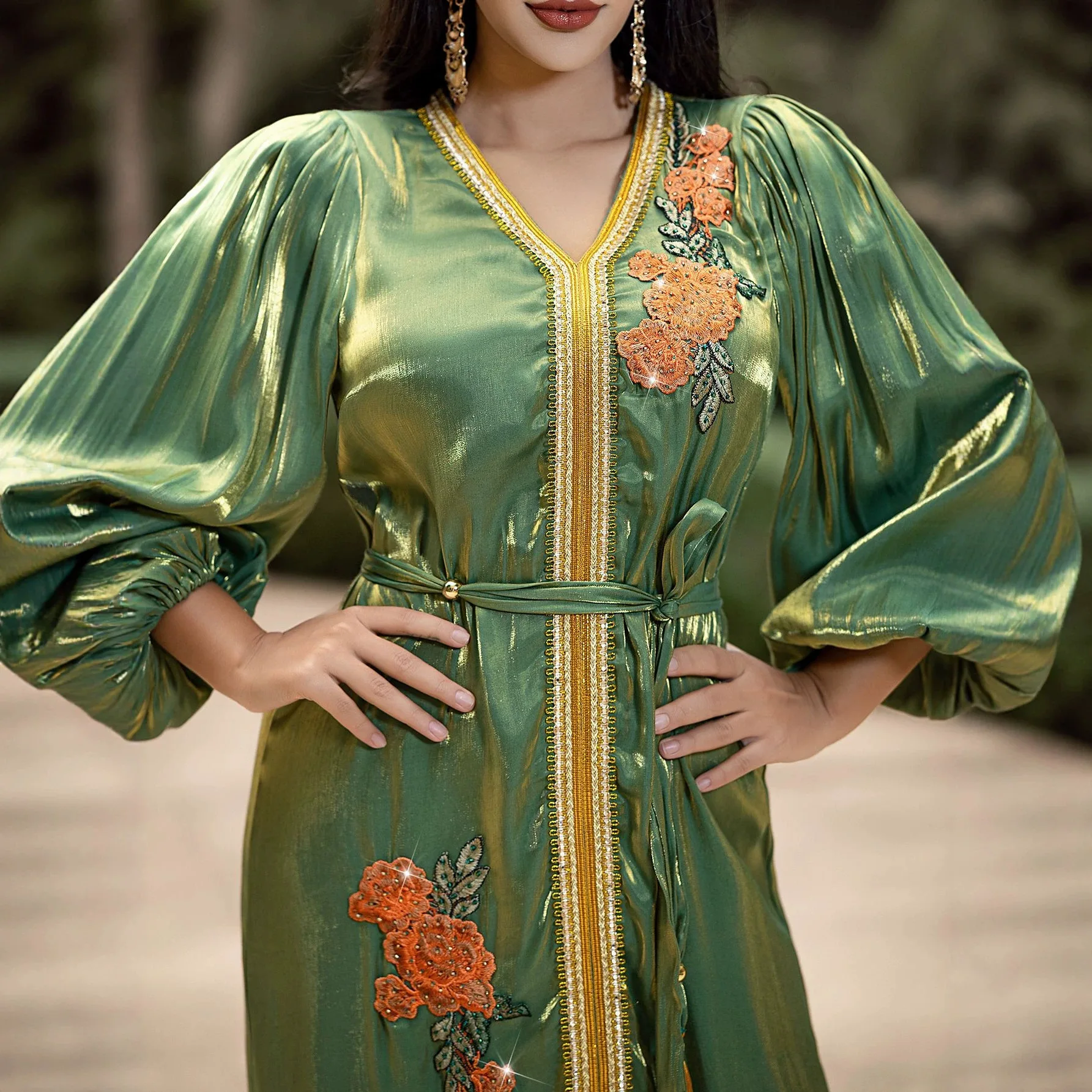 Green Shiny Muslim Abaya Dress with Floral Embroidery and Belt Elegant Dubai Style Maxi Robe for Women Moroccan Femme Party Gown
Green Shiny Muslim Abaya Dress with Floral Embroidery and Belt Elegant Dubai Style Maxi Robe for Women Moroccan Femme Party Gown