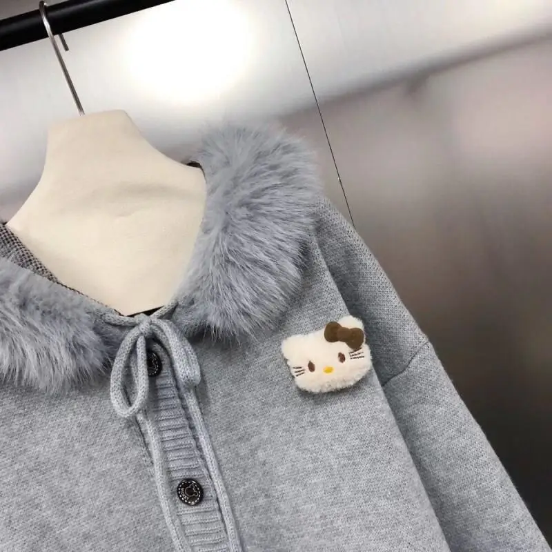 Трикотажное пальто Sanrio Hello Kitty с капюшоном и меховым воротником для женщин больших размеров, повседневное, модное, в стиле ретро, свободного кроя, молодежное, трендовое, популярное
Трикотажное пальто Sanrio Hello Kitty с капюшоном и меховым воротником для женщин больших размеров, повседневное, модное, в стиле ретро, свободного кроя, молодежное, трендовое, популярное