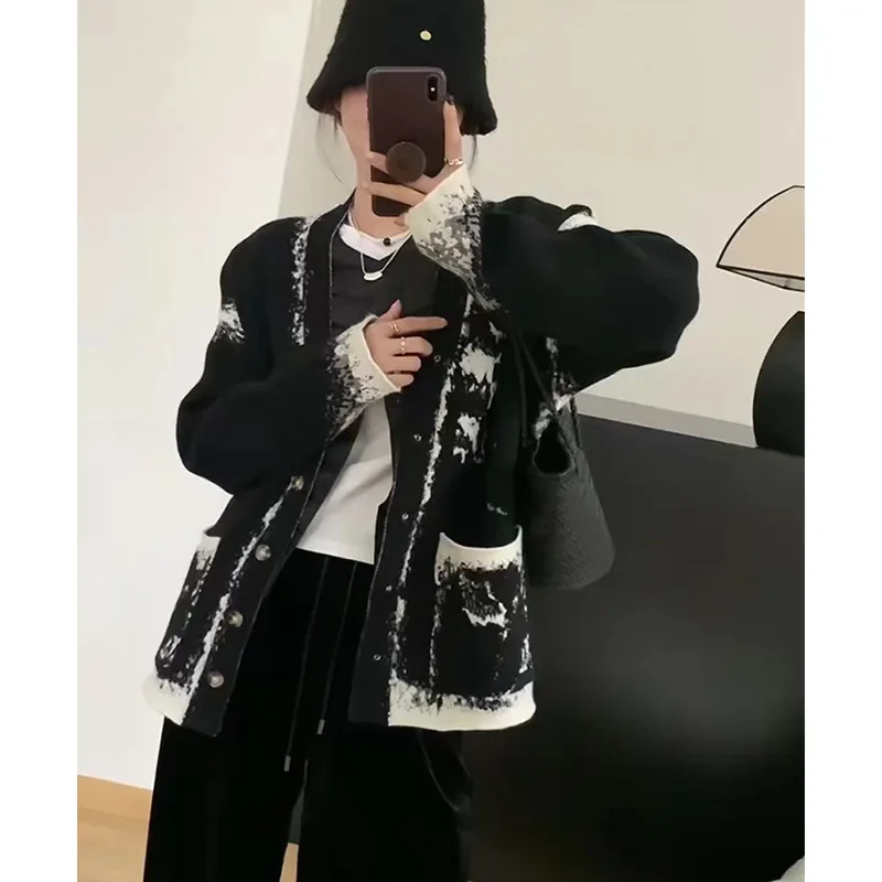 Women's Black White Short Sweater Cardigan Fashion V-Neck Single Breasted Knit Top 2025 Female Lazy Style Loose Sweater Jacket
Women's Black White Short Sweater Cardigan Fashion V-Neck Single Breasted Knit Top 2025 Female Lazy Style Loose Sweater Jacket