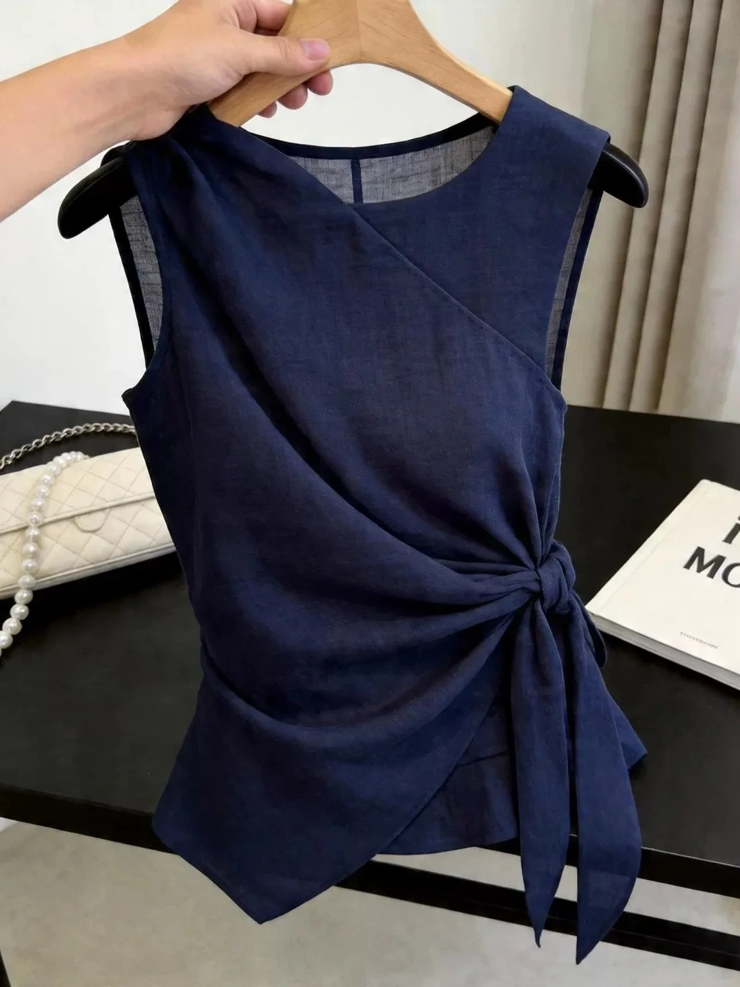 Elegant Summer Sleeveless Vest Belted Waist Slimming Lightweight Casual Fashion Design Trendy Versatile Plain Color Women's Top
Elegant Summer Sleeveless Vest Belted Waist Slimming Lightweight Casual Fashion Design Trendy Versatile Plain Color Women's Top
