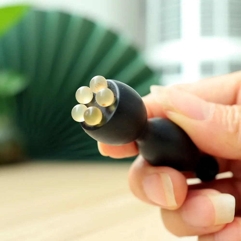 Массажер с пятью бусинами в дизайне сандалового дерева и лотоса, уменьшает отечность, лифтинг и подтяжка лица, массажная палочка для глаз Blackwood 
Массажер с пятью бусинами в дизайне сандалового дерева и лотоса, уменьшает отечность, лифтинг и подтяжка лица, массажная палочка для глаз Blackwood