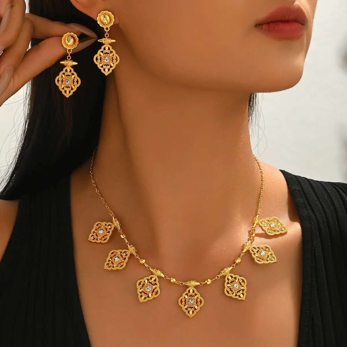 New Dubai Fashion 24K Gold Plated Necklace Earrings Exquisite Engagement Party Jewelry Set for Lovers
New Dubai Fashion 24K Gold Plated Necklace Earrings Exquisite Engagement Party Jewelry Set for Lovers