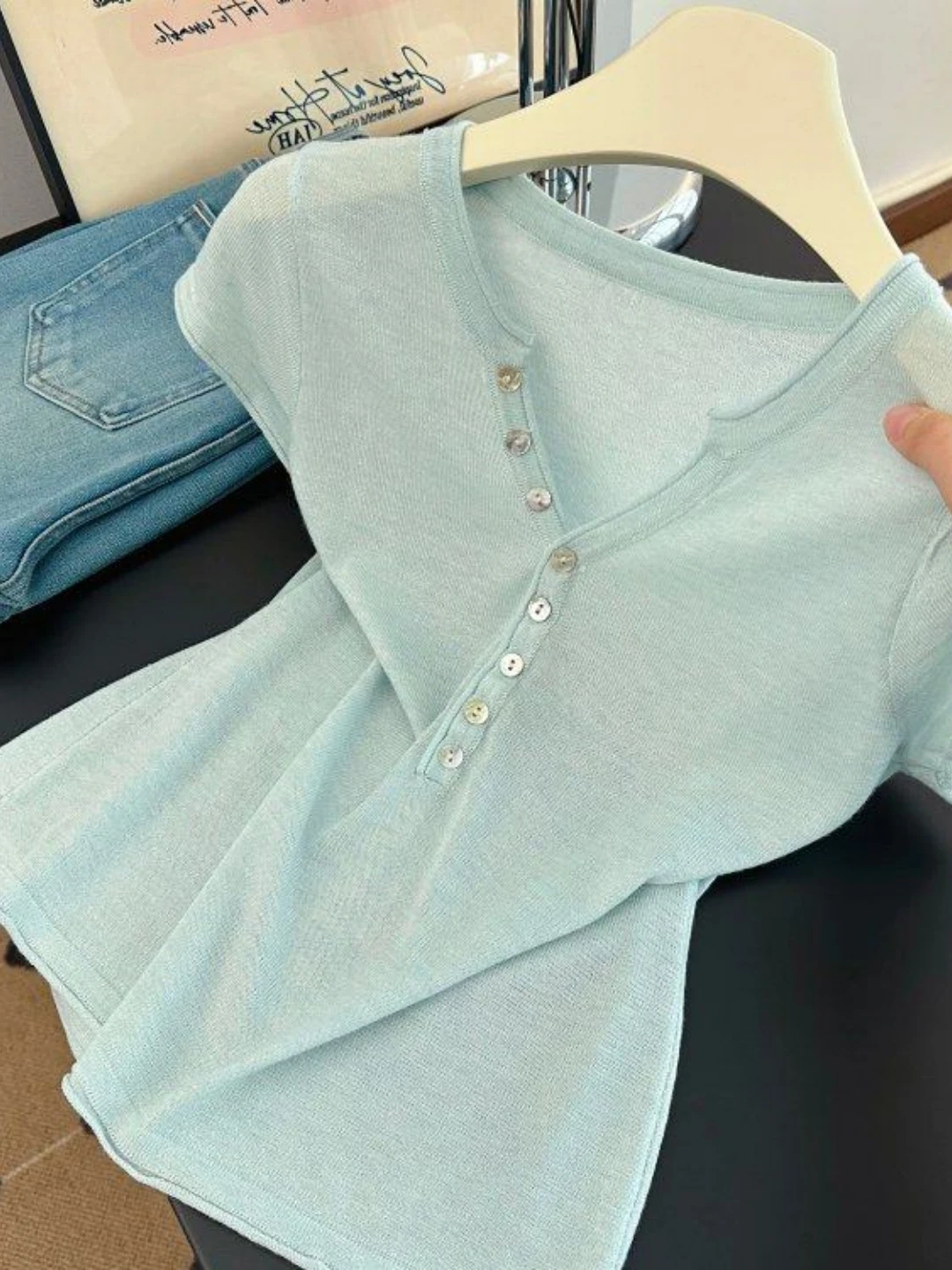 Korean Style Women's Knitted Short Sleeve V-Neck Top Slimming Lightweight Summer Fashion Outerwear Soft Cotton Basic T-Shirt
Korean Style Women's Knitted Short Sleeve V-Neck Top Slimming Lightweight Summer Fashion Outerwear Soft Cotton Basic T-Shirt