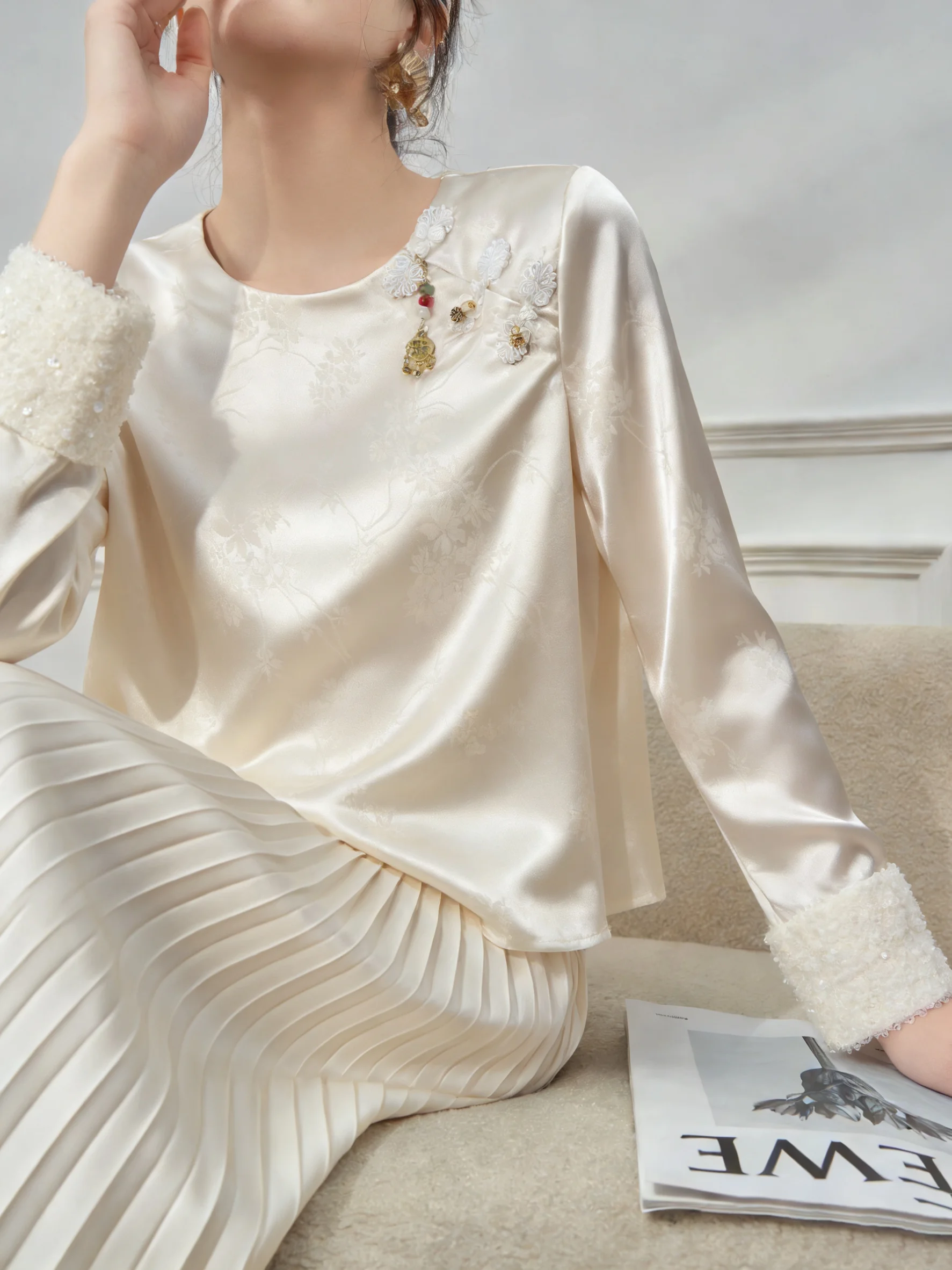 New Chinese Sle Ele Inner Wear irt Beautiful Satin Surface Floral Embroidery Peach Color Women's Faionable irt
New Chinese Sle Ele Inner Wear irt Beautiful Satin Surface Floral Embroidery Peach Color Women's Faionable irt