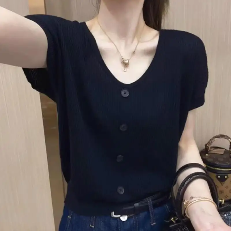 Summer Women's V-Neck Short Sleeve Knitted Top Button Decoration Design Fashionable Base Layer Versatile Casual Wear
Summer Women's V-Neck Short Sleeve Knitted Top Button Decoration Design Fashionable Base Layer Versatile Casual Wear