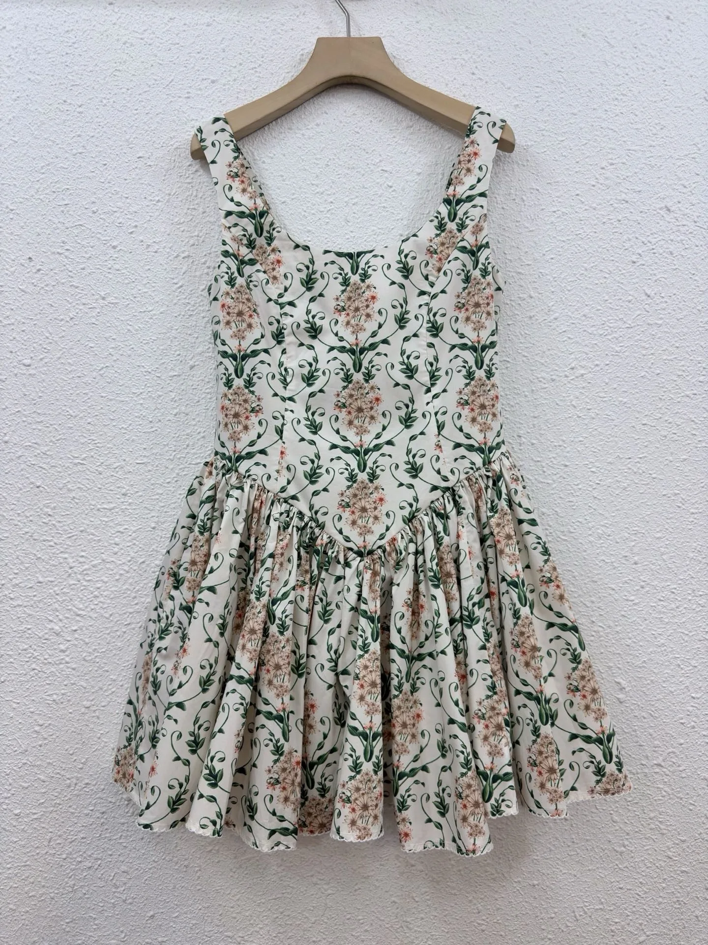French Romantic Green Vine Floral Sundress Women Sleeveless Scoop Neck Ruched Waist Flowy A-line Mini Dress Elegant Vacation
French Romantic Green Vine Floral Sundress Women Sleeveless Scoop Neck Ruched Waist Flowy A-line Mini Dress Elegant Vacation