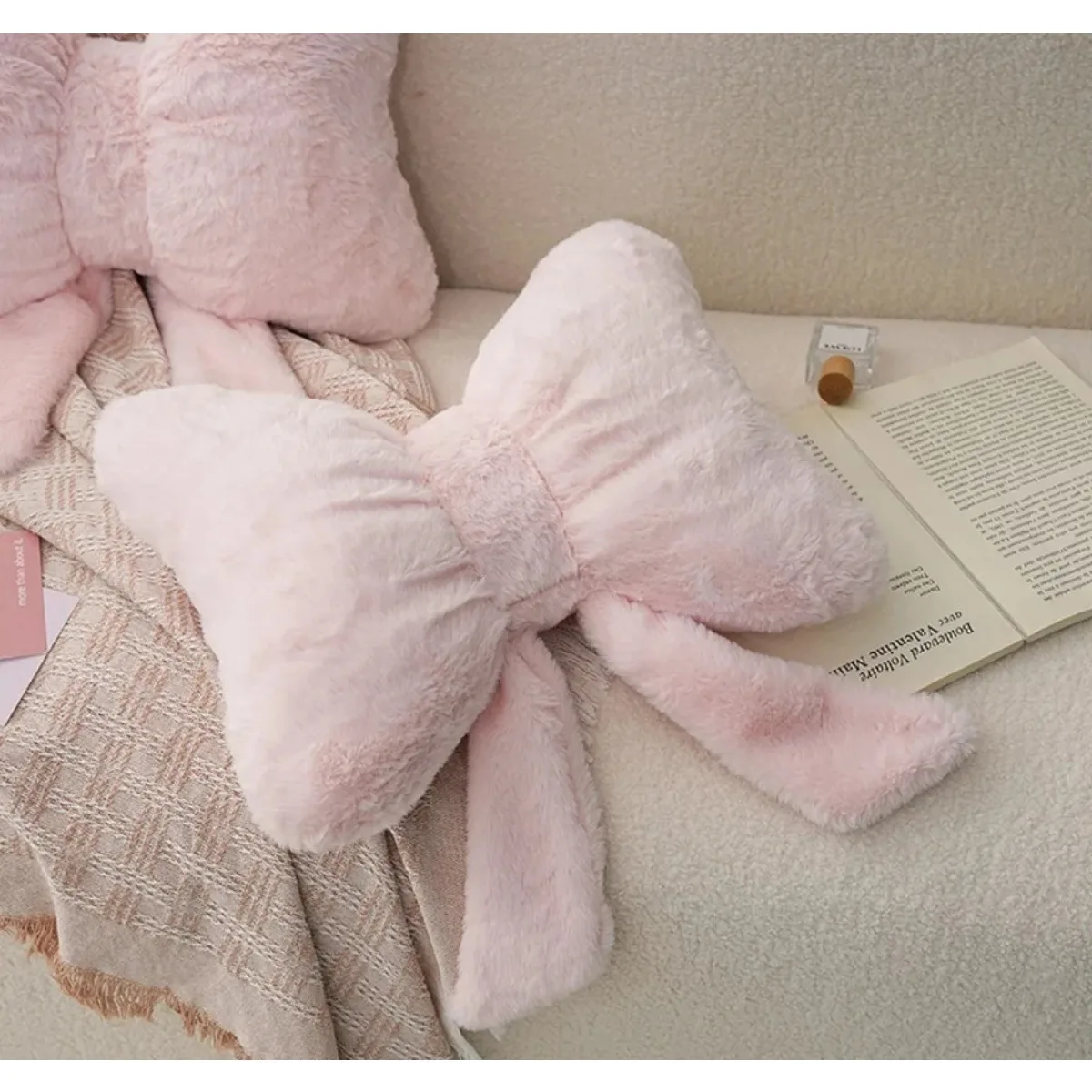 Bowknot Throw Pillows Bow Decorative Pillow Knot Plush Pillows Soft Seat Cushions Cute Throw Pillow for Couch Bow Room Decor
Bowknot Throw Pillows Bow Decorative Pillow Knot Plush Pillows Soft Seat Cushions Cute Throw Pillow for Couch Bow Room Decor
