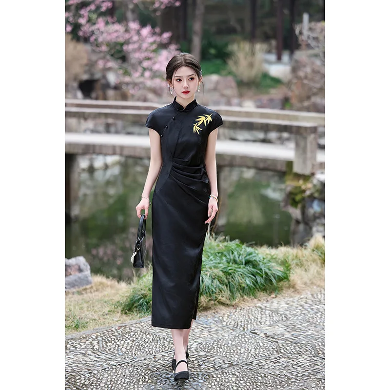 Черное элегантное длинное платье Cheongsam в китайском стиле с вышивкой, лето 2021, винтажное сексуальное платье Ципао с коротким рукавом для молодых женщин
Черное элегантное длинное платье Cheongsam в китайском стиле с вышивкой, лето 2021, винтажное сексуальное платье Ципао с коротким рукавом для молодых женщин