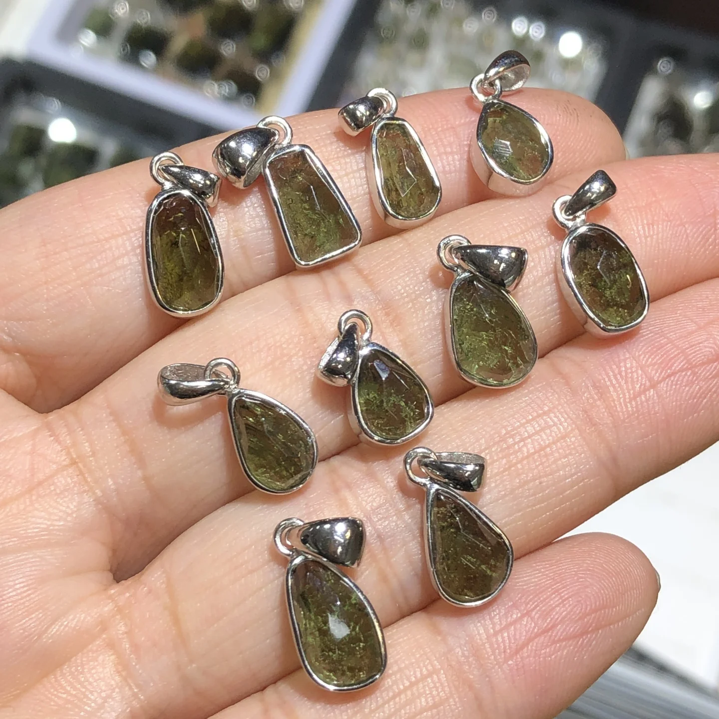 1 Pc Fengbaowu Natural Raw Moldavite Pendant 925 Sterling Silver Irregular Shape Reiki Healing Stone Jewelry Gift For Men Women
1 Pc Fengbaowu Natural Raw Moldavite Pendant 925 Sterling Silver Irregular Shape Reiki Healing Stone Jewelry Gift For Men Women
