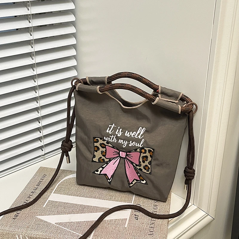 Большая вместительная изысканная вышивка, индивидуальные сумки-тоут, супер крутые модные сумки на плечо в национальном стиле для женщин, новинка 2023 года
Большая вместительная изысканная вышивка, индивидуальные сумки-тоут, супер крутые модные сумки на плечо в национальном стиле для женщин, новинка 2023 года