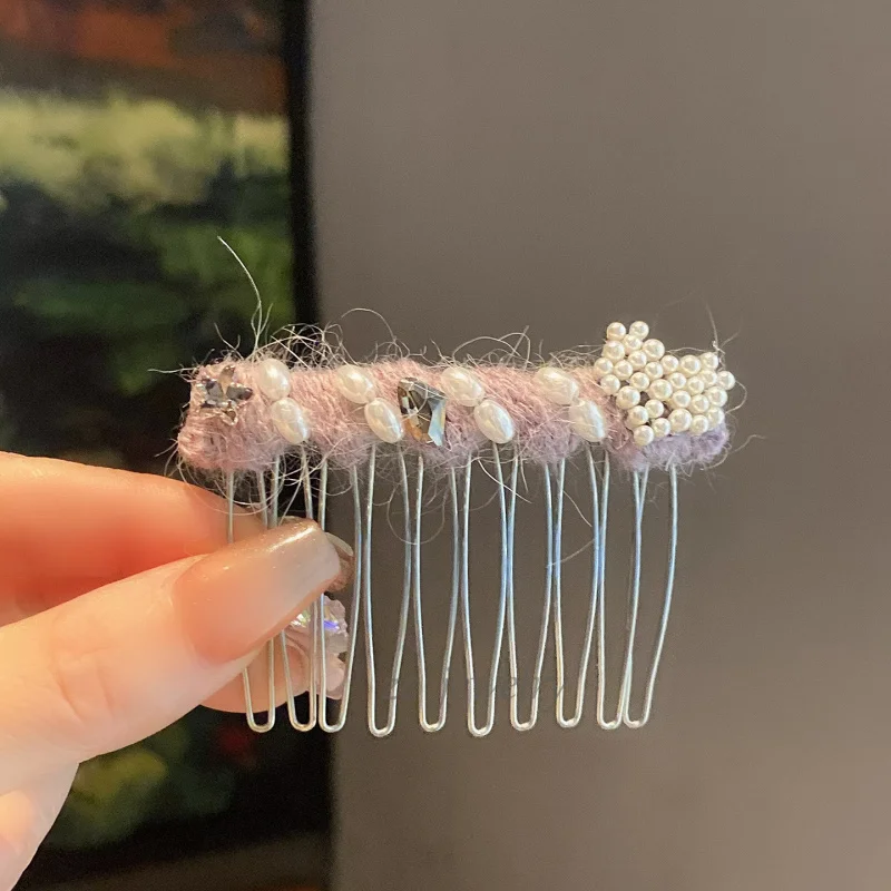 Autumn Winter Plush Bangs Insert Comb High-end Pearl Heart Broken Hair Comb Fashionable Stylish Personality Versatile Broken Hai
Autumn Winter Plush Bangs Insert Comb High-end Pearl Heart Broken Hair Comb Fashionable Stylish Personality Versatile Broken Hai