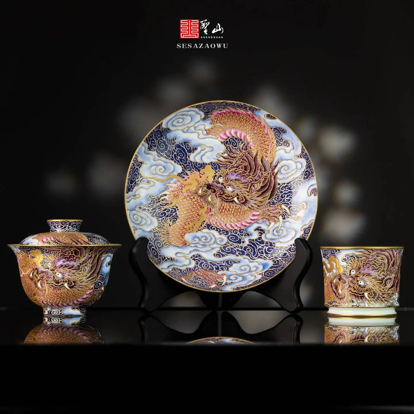 Holy Mountain Jingdezhen Hand-Painted National Style Gold-Painted Tracing Clouds Gold And Silver Purple Dragon Covered Handmade
Holy Mountain Jingdezhen Hand-Painted National Style Gold-Painted Tracing Clouds Gold And Silver Purple Dragon Covered Handmade