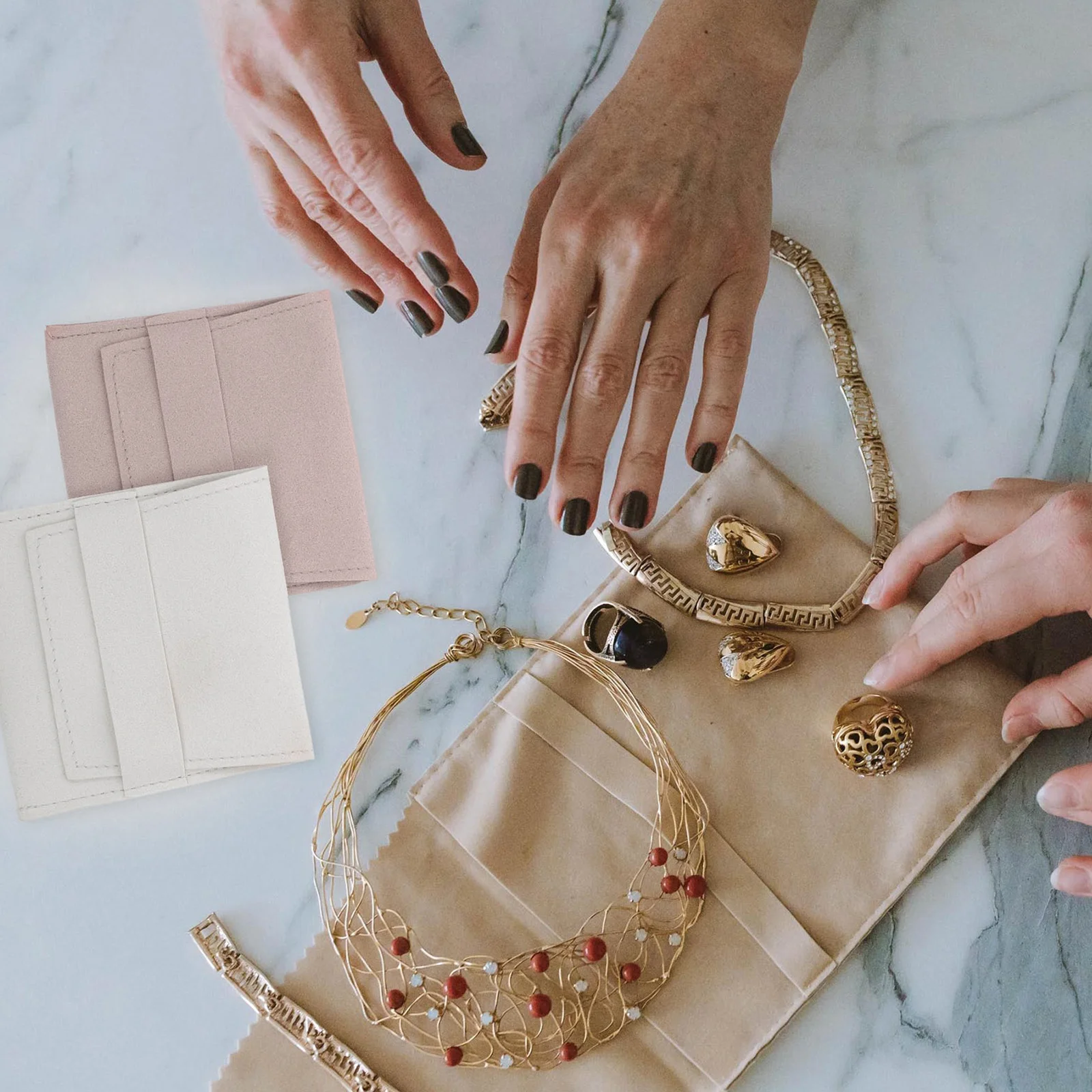 2 шт., держатель для ювелирных изделий, прочная байковая сумка для хранения, идеально подходит для колец, нефритовых ожерелий, органайзера, защита подарочной упаковки
2 шт., держатель для ювелирных изделий, прочная байковая сумка для хранения, идеально подходит для колец, нефритовых ожерелий, органайзера, защита подарочной упаковки