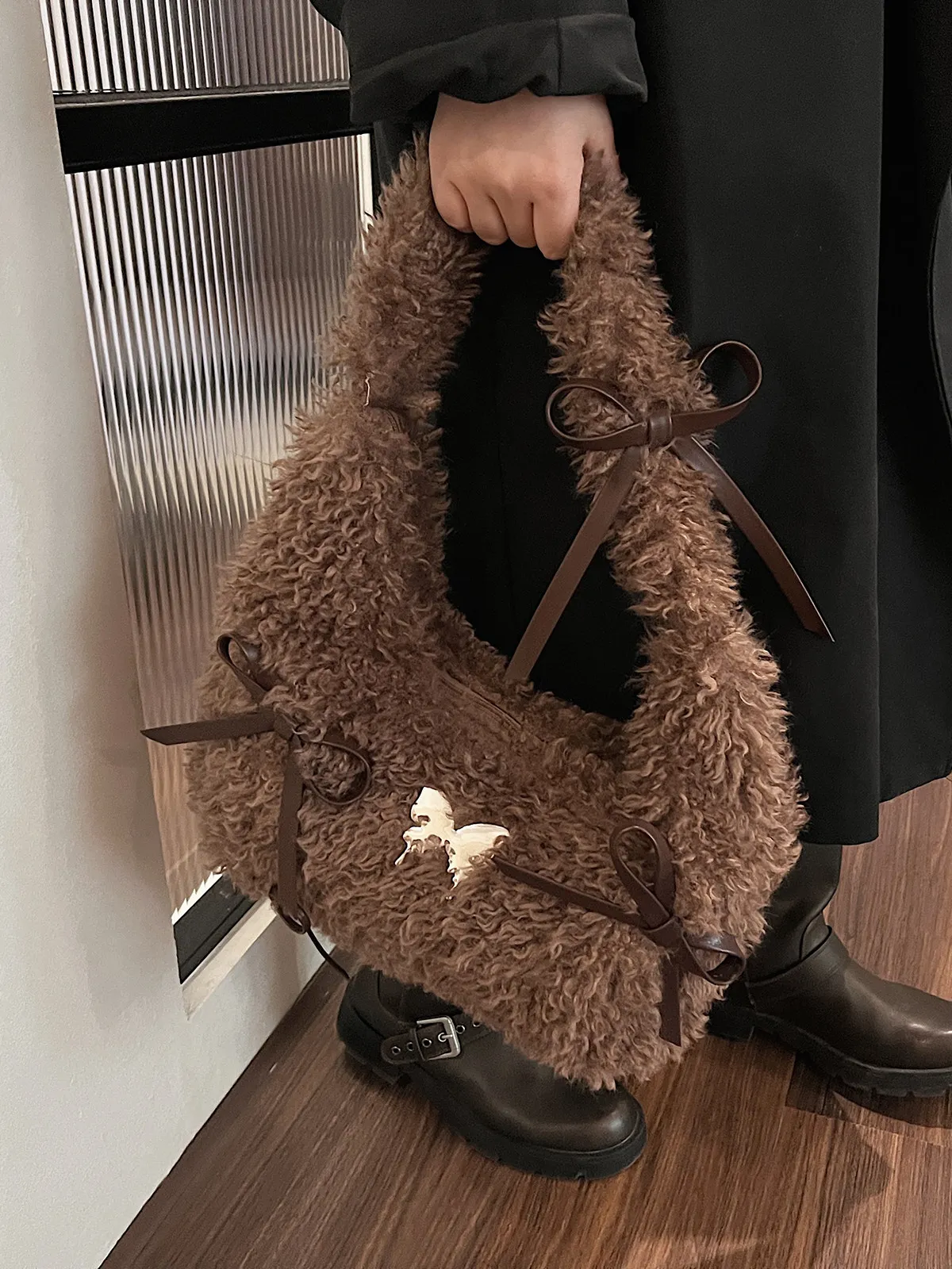 Autumn / Winter Fashion New Plush Women's Bag Cute Japanese And Korean Bow Decoration Personalized Shoulder Bag For Women Trendy
Autumn / Winter Fashion New Plush Women's Bag Cute Japanese And Korean Bow Decoration Personalized Shoulder Bag For Women Trendy