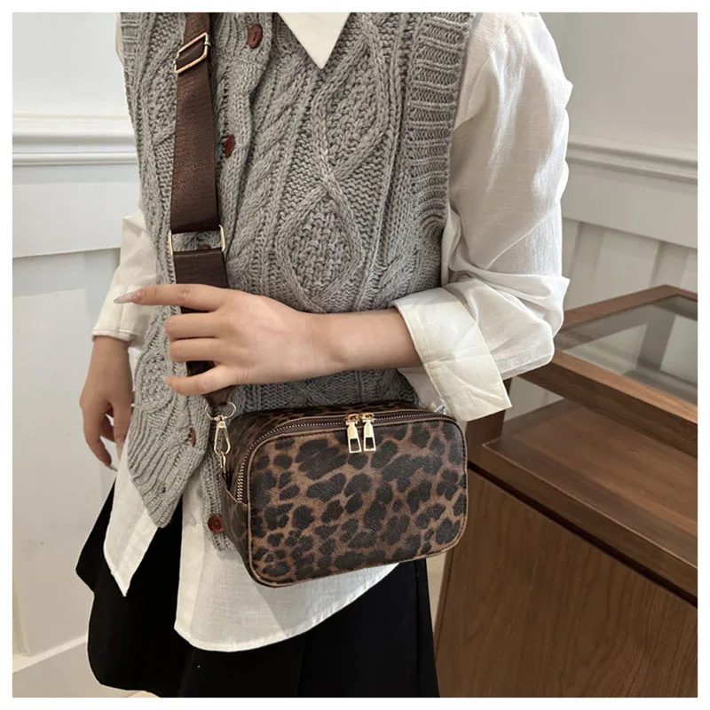 2025 Korean fashion leopard crossbody bag female spring new simple commuter shoulder bag
2025 Korean fashion leopard crossbody bag female spring new simple commuter shoulder bag