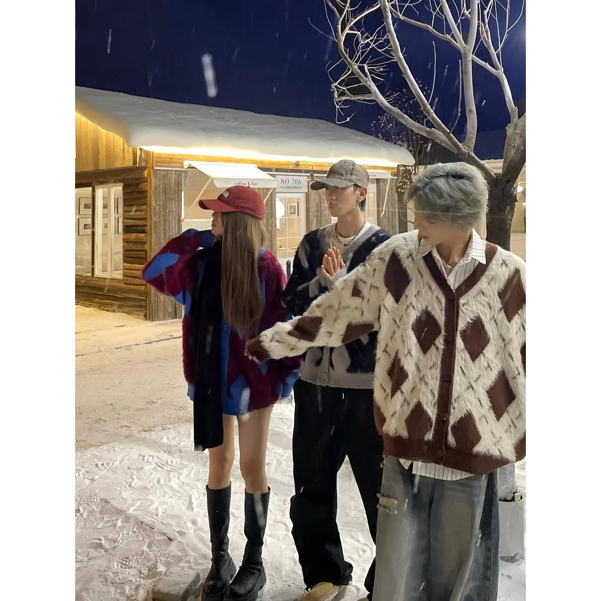 Американский вязаный кардиган с V-образным вырезом, свободный повседневный свитер для пар, мужской и женский, удобный, мягкий, из полиэстера, с длинными рукавами
Американский вязаный кардиган с V-образным вырезом, свободный повседневный свитер для пар, мужской и женский, удобный, мягкий, из полиэстера, с длинными рукавами