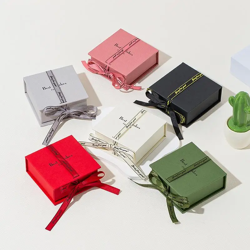 Ribbon Flip Box Cardboard Jewelry Box With Foam Inside Necklace Bracelet Ring Ring Ring Ring Earring Box Gift Packaging Box
Ribbon Flip Box Cardboard Jewelry Box With Foam Inside Necklace Bracelet Ring Ring Ring Ring Earring Box Gift Packaging Box