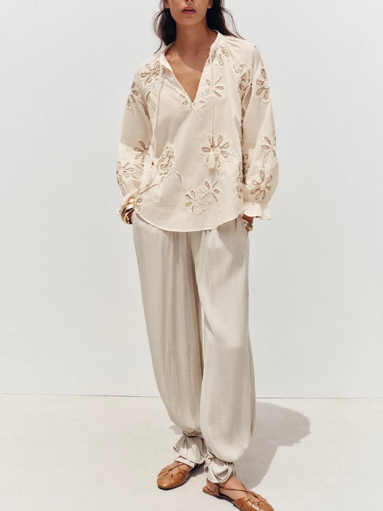 European and American style summer new products Women's versatile flower embroidery fashionable round neck long sleeve shirt
European and American style summer new products Women's versatile flower embroidery fashionable round neck long sleeve shirt