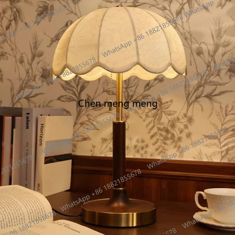 Second-hand style table lamp, new creative retro bedside lamp, sofa side lighting
Second-hand style table lamp, new creative retro bedside lamp, sofa side lighting
