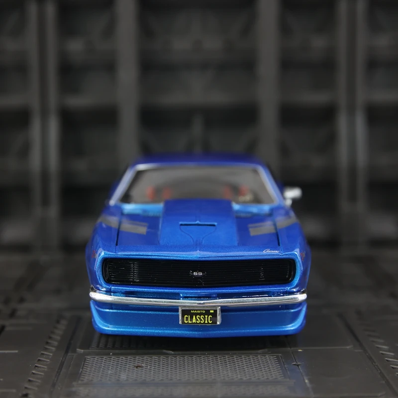 Maisto 1:24 Simulate Chevrolet Camaro Z/28 1968 alloy car model, doors and engine hood, trunk can be opened rich details
Maisto 1:24 Simulate Chevrolet Camaro Z/28 1968 alloy car model, doors and engine hood, trunk can be opened rich details
