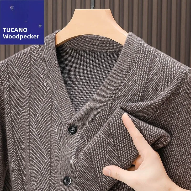 Thiened Pure Woolen вязаный кардиган для мужчин среднего возраста и ли, осень-зима, новая одежда для папы, мягкая длинная одежда с v-образным вырезом...
Thiened Pure Woolen вязаный кардиган для мужчин среднего возраста и ли, осень-зима, новая одежда для папы, мягкая длинная одежда с v-образным вырезом...