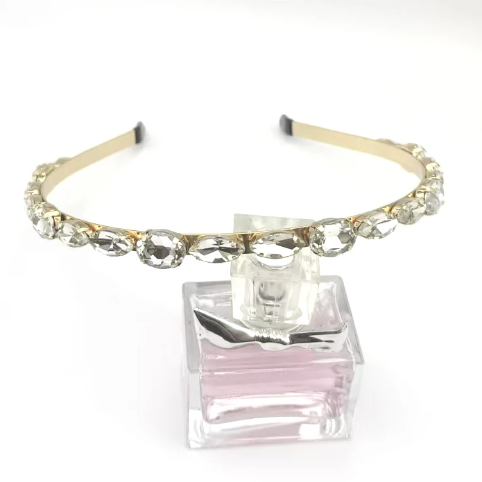 Women's hairband with multiple water diamond new models, fashionable headband, Korean anti-slip hair clip, high-end hair accesso
Women's hairband with multiple water diamond new models, fashionable headband, Korean anti-slip hair clip, high-end hair accesso