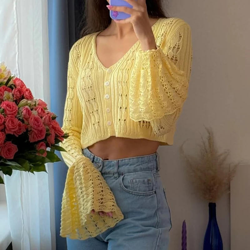 2025 New Autumn Knitted Cardigan Female Solid V-Neck Hollow Out Short Knitted Top Fashion Casual Loose Commuter Female T-Shirt
2025 New Autumn Knitted Cardigan Female Solid V-Neck Hollow Out Short Knitted Top Fashion Casual Loose Commuter Female T-Shirt