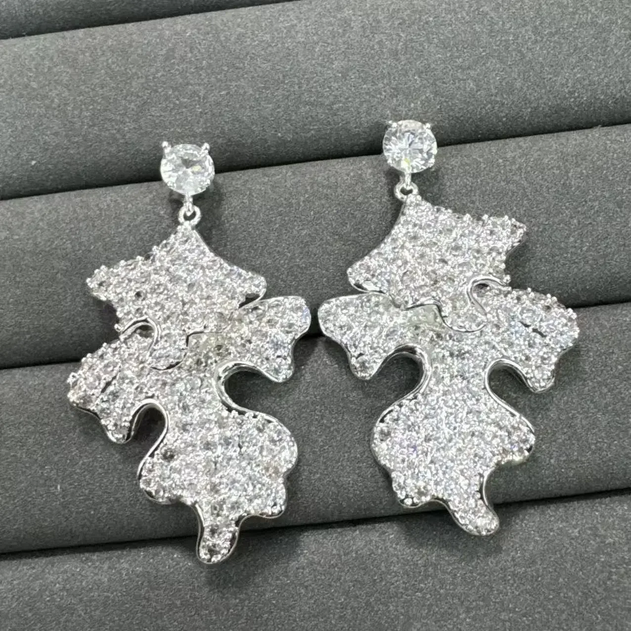Light Luxury Unique Leaf Cubic Zirconia Stud Earrings Shiny Delicate Women Party Jewelry Gift
Light Luxury Unique Leaf Cubic Zirconia Stud Earrings Shiny Delicate Women Party Jewelry Gift