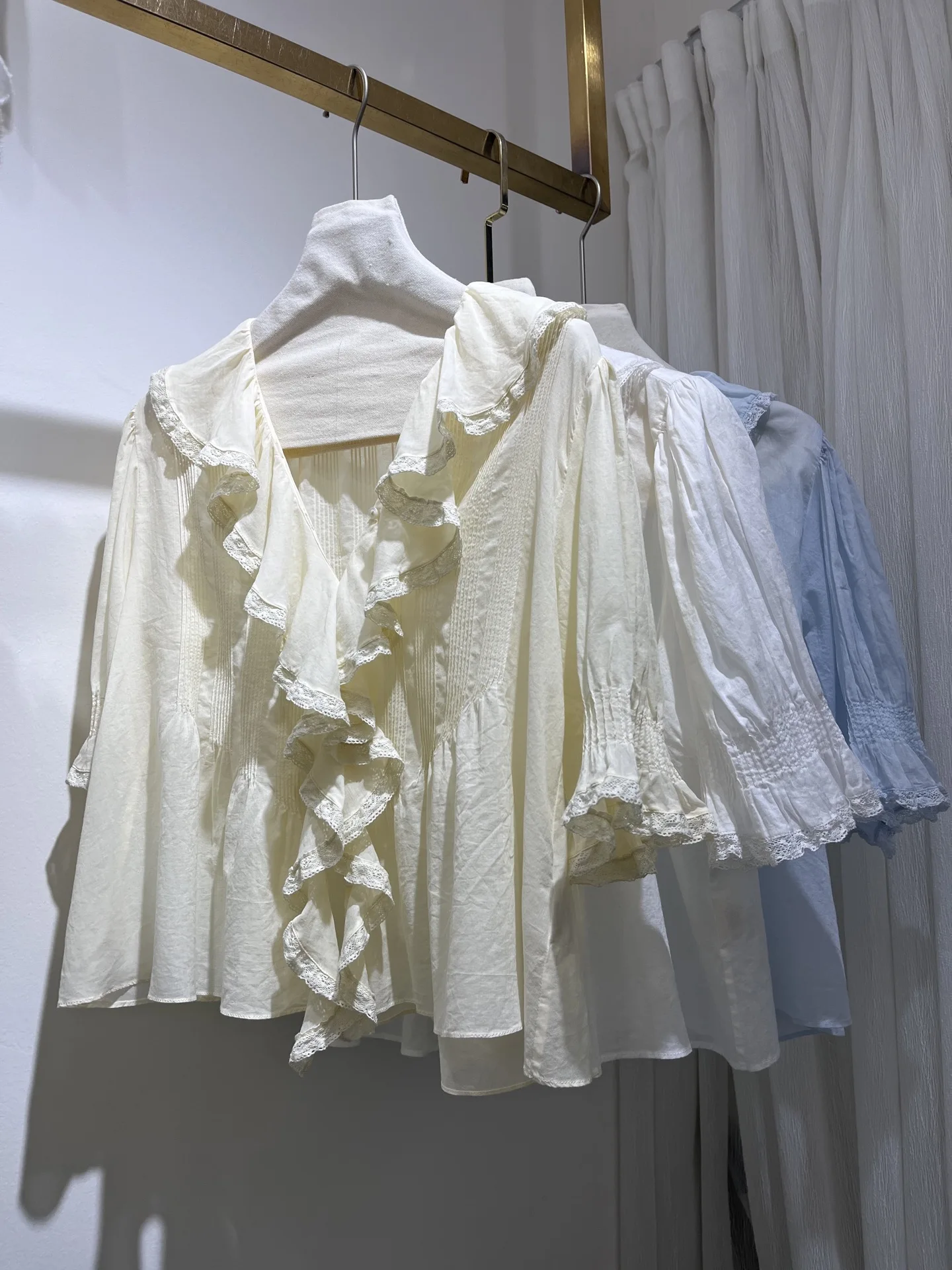 Ruffles Lace Edge Women Pleated Shirt V-Neck Short Sleeve Single Breasted Casual Female Cotton Blouse
Ruffles Lace Edge Women Pleated Shirt V-Neck Short Sleeve Single Breasted Casual Female Cotton Blouse