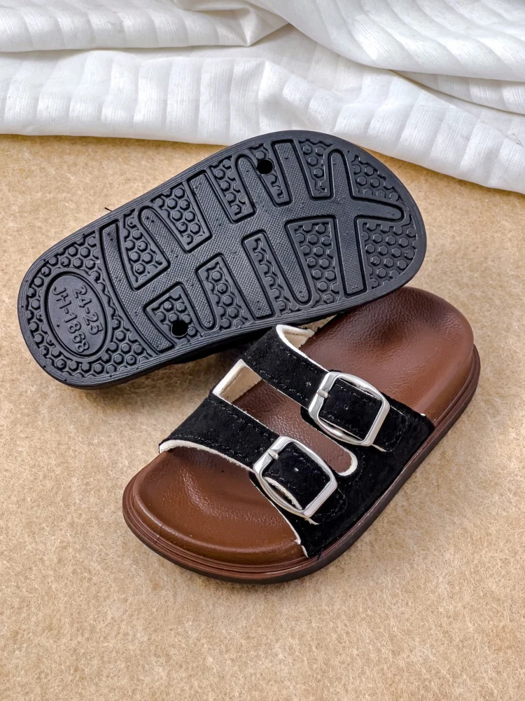 Summer children's sandals are stylish with soft soles and sandals slippers outside
Summer children's sandals are stylish with soft soles and sandals slippers outside