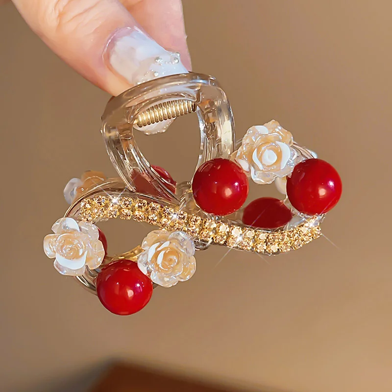 Korean-style floral beaded hair clip for women Elegant medium-sized hair accessory Suitable for back-of-the-head updos
Korean-style floral beaded hair clip for women Elegant medium-sized hair accessory Suitable for back-of-the-head updos