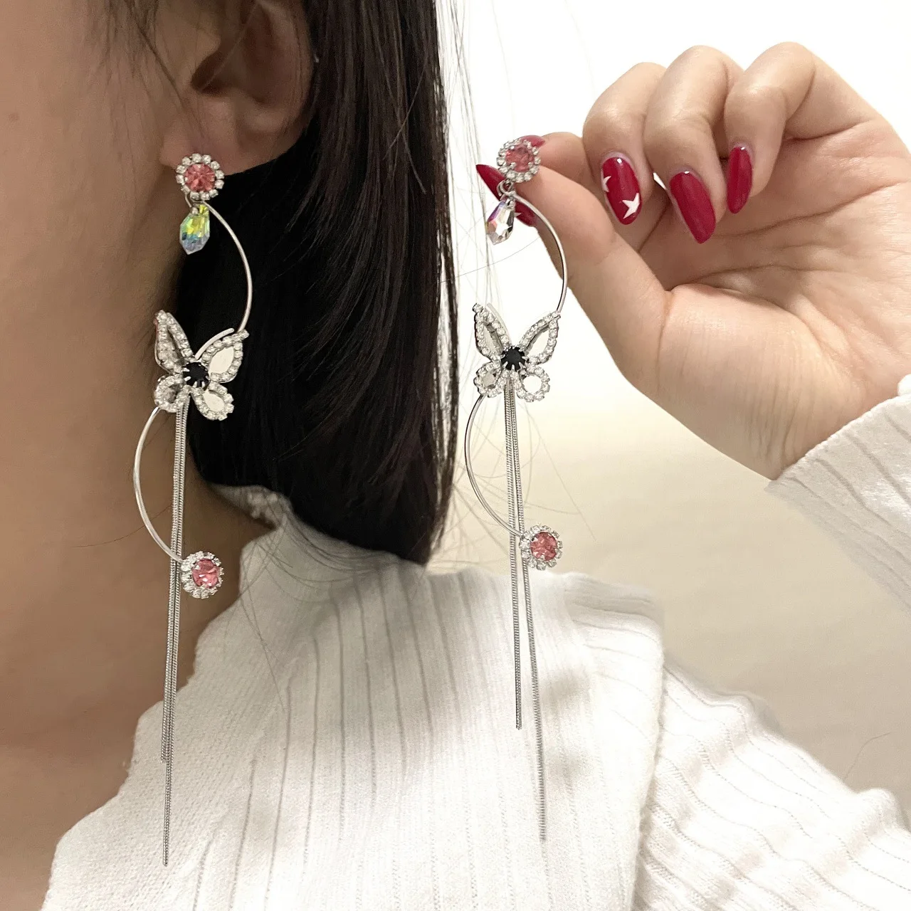 Woman Earrings Long Drop Earring Female Elegant Butterfly Ear Studs Jewelry Shiny Rhinestones Ear Drops Streetwear Jewellery
Woman Earrings Long Drop Earring Female Elegant Butterfly Ear Studs Jewelry Shiny Rhinestones Ear Drops Streetwear Jewellery